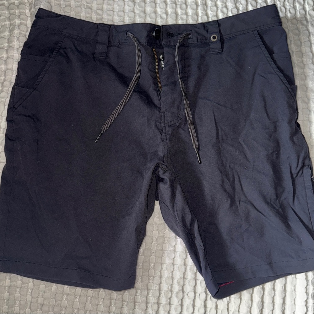 686 Men's Black everywhere Shorts size 34